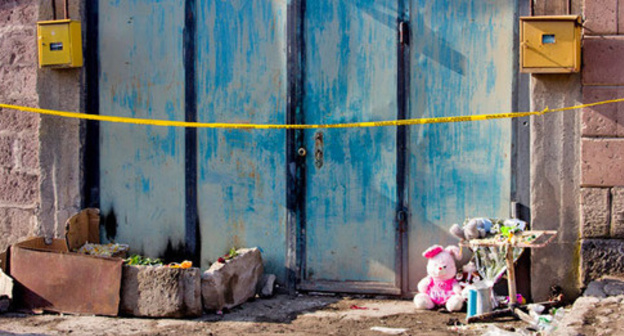 Toys and candles near the gate of the Avetisyan family's house. Gyumri, January 20, 2015. Photo by Narek Tumasyan for the "Caucasian Knot"