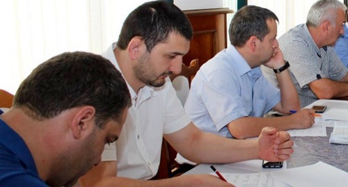 Yusup Bartykhanov (second from left) at the meeting of Buynaksk Mayor with city residents. Photo: Riadagestan.ru 