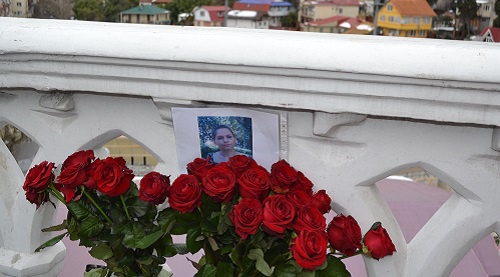 Flowers and photos of Nadezhda Degteryova at Vereschagin Bridge in Sochi, February 4, 2017. Photo by Svetlana Kravchenko for the 'Caucasian Knot'. 