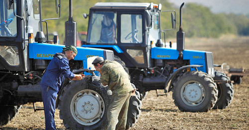 The participants of the "tractor march". Photo: Eduard Kornienko, YUGA.ru