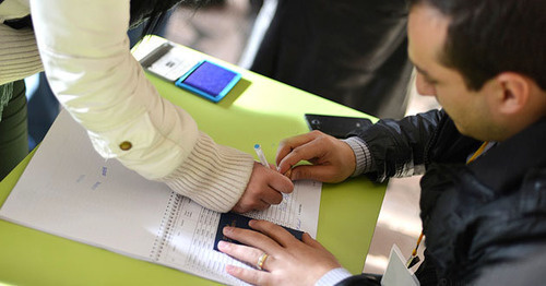 At the voting station in Armenia. Photo: © PAN Photo / Varo Rafayelyan, Hrant Khachatryan, Karo Sahakyan