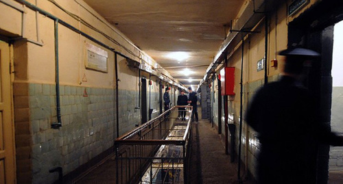 An aisle in SIZO (pre-trial detention facility). Photo: https://www.yuga.ru/news/256817/