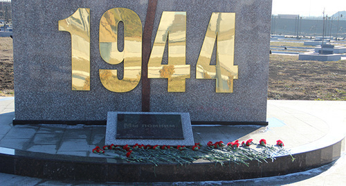 Flowers on the stela which symbolizes the tragic year in Ingushetia. Photo by Akhmed Aldebirov for the "Caucasian Knot" 