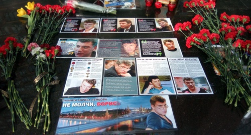 Flowers and photos of Boris Nemtsov at the monument to victims of political repression, Rostov-on-Don, February 26, 2017. Photo by Konstantin Volgin for the 'Caucasian Knot'. 