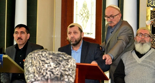 The meeting of Yunus-Bek Evkurov, the head of Ingushetia (to the left), with Khamzat Chumakov (second to the left) in a mosque in the village of Nasyr-Kort. Photo sunja-edu https://onkavkaz.com/blogs/1970-sovet-imamov-ingushetii-potreboval-prekratit-davlenie-na-propovednikov-cechoeva-i-chumakova.html