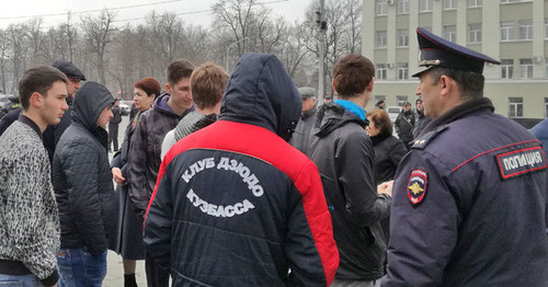 A police officer and relatives of the policemen, detained in the case of Tskaev's death, at a protest action. Vladikavkaz, March 14, 2017. Photo by Emma Marzoeva for the "Caucasian Knot"