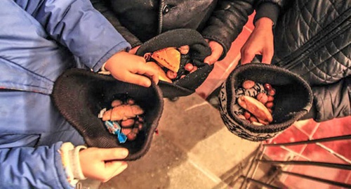 Children are holding hats for the gifts on the Novruz-Bayram. Photo by Aziz Karimov for the "Caucasian Knot"