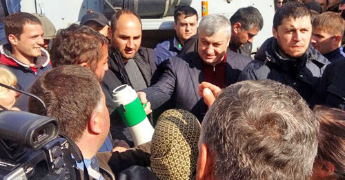 Eduard Kokoity (in the center) near the court calls on his supporters to keep calm. Photo by Arsen Kozaev for "Caucasian Knot"