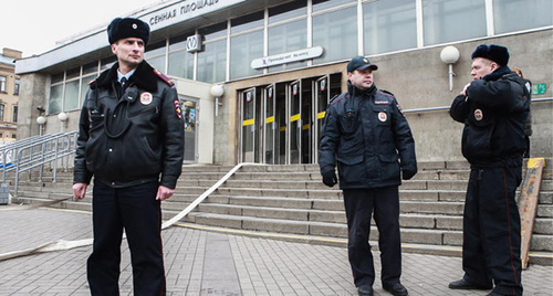 Cordon around the "Sennaya" metro station. Photo https://newsyou.info/vzryv-v-metro-v-sankt-peterburge-aprel-2017-spisok-pogibshix-i-postradavshix