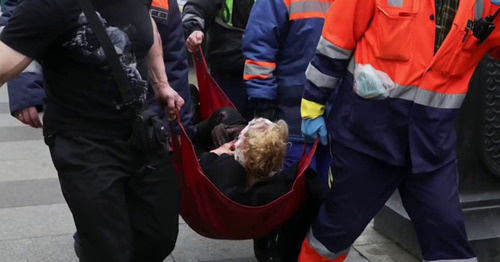 MES officers evacuate people wounded by the explosion in the Saint Petersburg metro. April 3, 2017. Screenshot of a video by the user Radio Svoboda https://www.youtube.com/watch?v=SLQjXfrPI6w