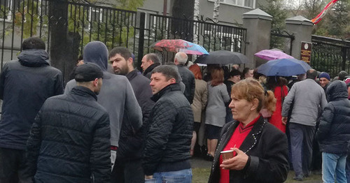 South Ossetia citizens come to voter at elections South Ossetian Consulate in Vladikavkaz. Photo by Emma Marzoeva for the ‘Caucasian Knot’. 