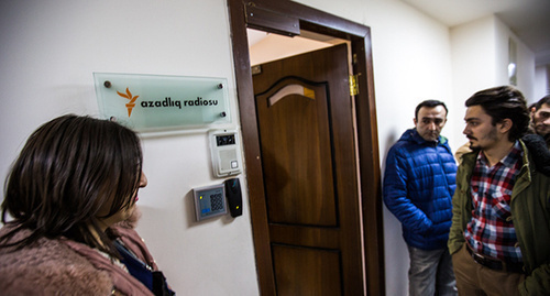 Employee of the “Radio Liberty” at the entrance to the office, Baku, December 2014. Photo by the 'Caucasian Knot' correspondent. 