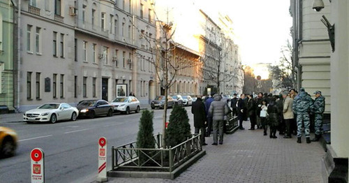 People gathered near the Supreme Court of Russia. Moscow, April 20, 2017. Photo by Rustam Djalilov for "Caucasian Knot"