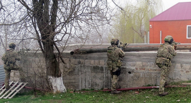 Law enforcers during CTO. Photo http://nac.gov.ru/kontrterroristicheskie-operacii/v-ingushetii-obnaruzhen-arsenal-v-banditskom.html