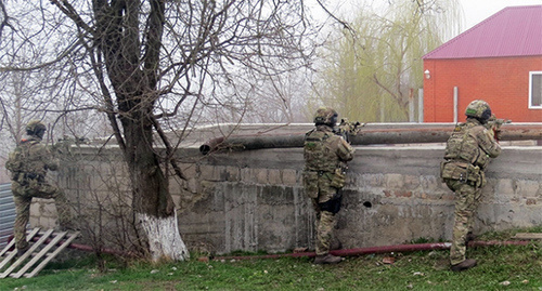 Law enforcers during CTO. Photo http://nac.gov.ru/kontrterroristicheskie-operacii/v-ingushetii-obnaruzhen-arsenal-v-banditskom.html