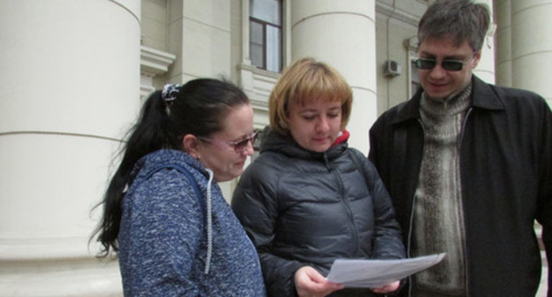 The participants of the truckers' protest action against the “Platon” system deliver a letter to Andrei Bocharov, the Governor of the Volgograd Region. Volgograd, April 21, 2017. Photo by Vyacheslav Yaschenko for "Caucasian Knot"