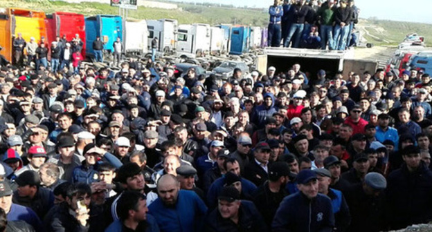 Meeting of truck drivers protesting against 'Platon' system with authorities, Manas, April 28, 2017. Photo by Ilyas Kapiev for the 'Caucasian Knot'. 