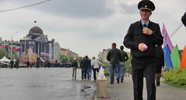 A police officer in Grozny. Photo by Magomed Magomedov for "Caucasian Knot"