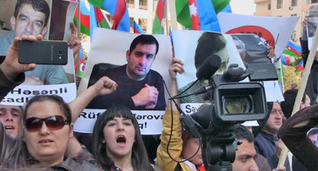 An opposition rally under the slogan: "No to robbery, no to lies, no to monarchy!" Baku, April 8, 2017. Screenshot of a video by CaucasianKnot https://www.youtube.com/watch?v=uDyJF_zP7Oc