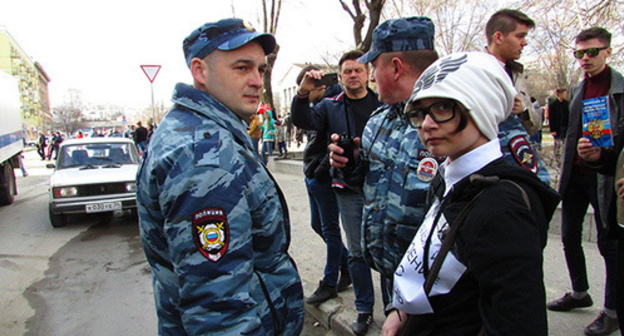 The detention of Sofia Artyukhova, an under-aged participant of the rally of the Navalny's supporters in Volgograd. Photo by Vyacheslav Yaschenko for "Caucasian Knot"