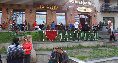 Tourists in Tbilisi streets. Photo by Inna Kukudzhanova for the 'Caucasian Knot'. 