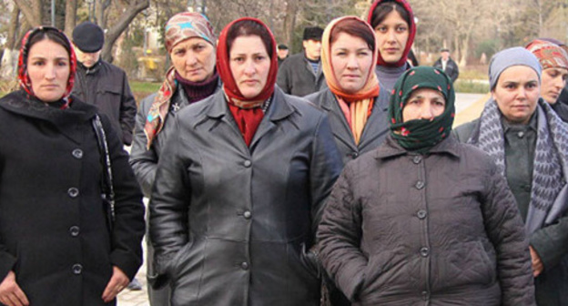 Residents of Khrakh-Uba village. Photo: http://flnka.ru/digest-analytics/3743-minekonomiki-dagestana-dengi-na-obustroystvo-byvshih-zhiteley-hrah-uby-i-uryan-uby-ne-vydeleny.html