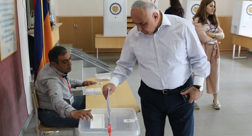 Voting at a polling station, Yerevan, May 14, 2017. Photo by Tigran Petrosyan for the 'Caucasian Knot'. 