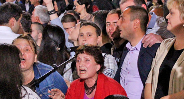 Supporters of ruling party and opposition activists in the Tbilisi Concert Hall, May 15, 2017. Photo by Inna Kukudzhanova for the 'Caucasian Knot'. 