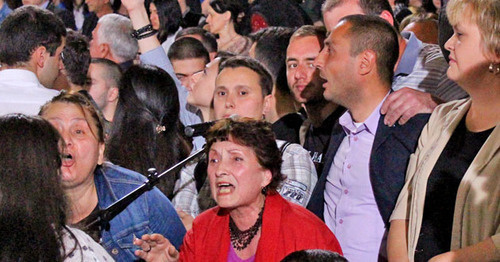 Supporters of ruling party and opposition activists in the Tbilisi Concert Hall, May 15, 2017. Photo by Inna Kukudzhanova for the 'Caucasian Knot'. 