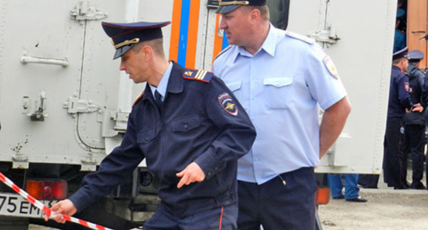 Policemen at the site of explosion, Volgograd, May 16, 2017. Photo by Tatiana Filimonova for the 'Caucasian Knot'. 