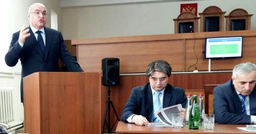 The speech of Ruslan Mirzaev, Chairman of the Supreme Court of Dagestan (to the left). Photo www.riadagestan.ru