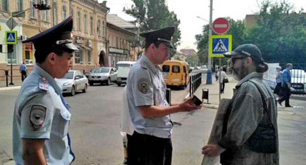 The police officers check IDs of the participants of a rally in support of Alexei Navalny. Astrakhan, May 17, 2017. Photo by Yelena Grebenyuk for "Caucasian Knot"