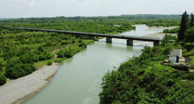 The bridge over the Ingur river which connects Georgia and Abkhazia. Photo © Sputnik. Ilya Pitalev
http://sputnik-abkhazia.ru/Abkhazia/20170517/1021048531/zakrytye-kpp-na-ingure-posetili-uchastniki-zhenevskix-vstrech.html