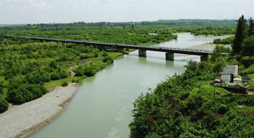 The bridge over the Ingur river which connects Georgia and Abkhazia. Photo © Sputnik. Ilya Pitalev
http://sputnik-abkhazia.ru/Abkhazia/20170517/1021048531/zakrytye-kpp-na-ingure-posetili-uchastniki-zhenevskix-vstrech.html