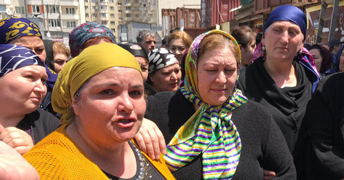 Traders from the burned Makhachkala marketplace "Dagelektromash" at the protest action. Makhachkala, May 18, 2017. Photo by Patimat Makhmudova for "Caucasian Knot"