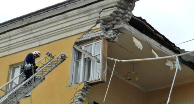 Rescue worker at the collapsed section of the house in Volgograd, May 16, 2017. Photo by Tatiana Filimonova for the ‘Caucasian Knot’. 