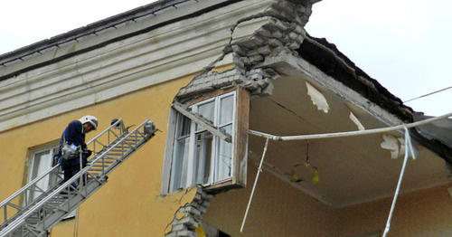 Rescue worker at the collapsed section of the house in Volgograd, May 16, 2017. Photo by Tatiana Filimonova for the ‘Caucasian Knot’. 