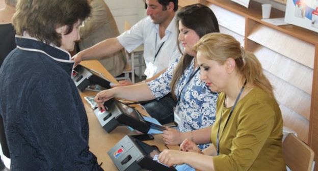 Voting at a polling station in Yerevan, May 14, 2017. Photo by Tigran Petrosyan for the ‘Caucasian Knot’. 