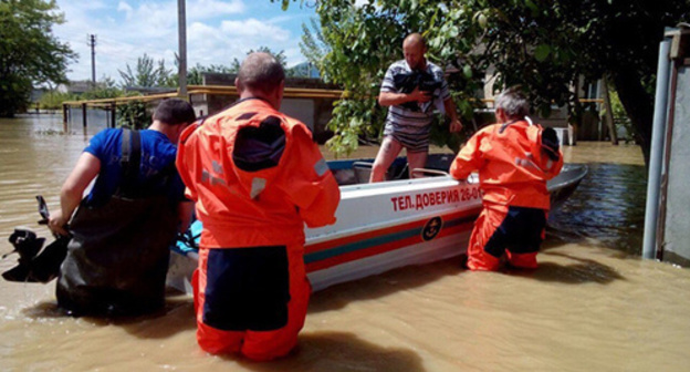 Firefighters and rescue workers in Karachaevo-Cherkessia are helping the residents of the Stavropol Territory. Photo http://www.mchsmedia.ru/news/item/6542929/