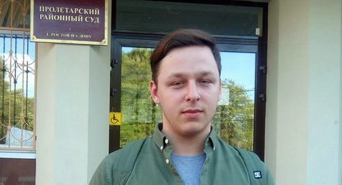 Timofei Martynenko near the Proletarsky District Court of Rostov-on-Don. Photo by Konstantin Volgin for "Caucasian Knot"