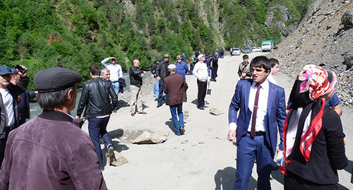 Schoolchildren on the road blocked by a rock fall. Photo http://xn----8sba6bdmqod1k.xn--p1ai/v-rayone-perekryta-avtodoroga-iz-za-obvala