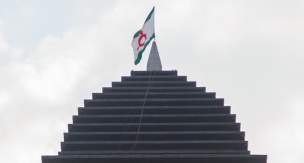 Flag of Ingushetia on the  watchtower. Photo: http://www.ingushetia.ru/news/ingushetiya_otmechaet_24_yu_godovshchinu_so_dnya_obrazovaniya_respubliki/