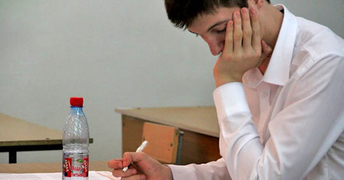 A pupil takes an examination in the Russian language. Grozny. Photo by Magomed Magomedov for "Caucasian Knot"