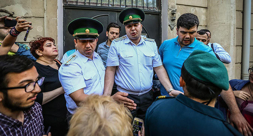 Police officers during the detention of Afghan Mukhtarly. Photo by Aziz Karimov for "Caucasian Knot"