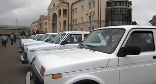 In Stepanakert, six soldiers and officers, who were seriously wounded during the April war in 2016, received Niva cars as gifts. Nagorno-Karabakh, June 5, 2017. Photo by Alvard Grigoryan for "Caucasian Knot"