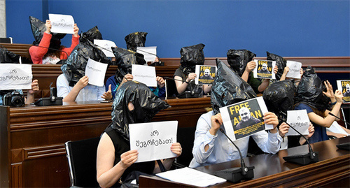 At the Georgian Parliament, journalists held a rally in support of Afghan Mukhtarly, an Azerbaijani journalist, who was kidnapped in Tbilisi. Photo http://www.parliament.ge/ge/saparlamento-saqmianoba/komitetebi/adamianis-uflebata-dacvisa-da-samoqalaqo-integraciis-komiteti/axali-ambebi-adamianis/adamianis-uflebata-dacvisa-da-samoqalaqo-integraciis-komitetis-sxdoma30.page