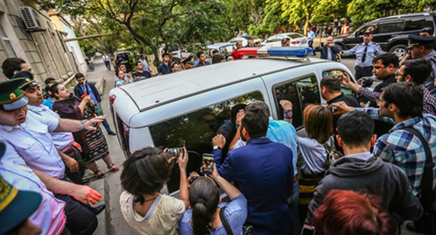 Police car transports Afghan Mukhtarly. Photo by Aziz Karimov for the Caucasian Knot. 