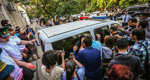 Police car transports Afghan Mukhtarly. Photo by Aziz Karimov for the Caucasian Knot. 