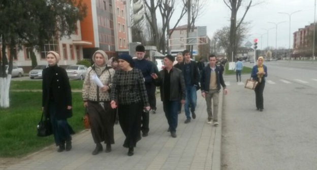 The residents of the capital of Chechnya go to an antiterrorist rally. Grozny, April 8, 2017. Photo by Nikolay Petrov for "Caucasian Knot"