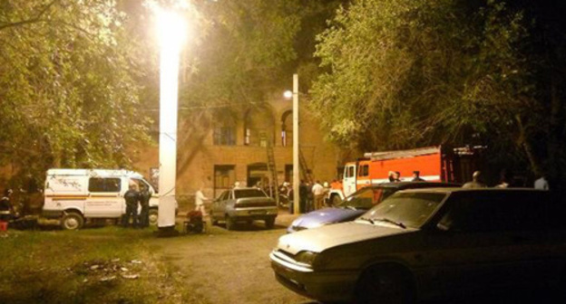 A part of the roof collapsed over the stairwell of apartment house No. 44 in Panfyorov Street in Volgograd. Photo http://bloknot-volgograd.ru/news/v-volgograde-obrushilsya-cherdak-avariynogo-obshch-853549